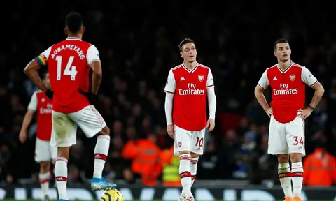 "Cậu ta không nên ở trong đội hình và không nên chơi cho Arsenal nữa"