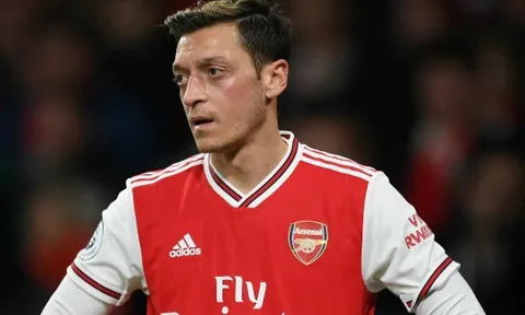 Arsenal sẵn sàng "biếu không", Ozil rộng cửa rời Emirates ngay trong tháng Một