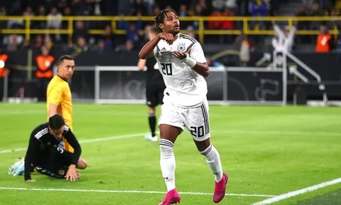 'Ozil cùng Mertesacker nói cậu ấy rất điên rồ và đầy tốc độ'