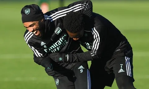 Dàn sao Arsenal vật lộn, cười đùa trước đại chiến với Liverpool