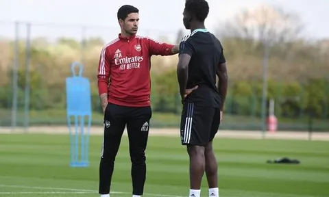 Arteta thân mật với trò cưng, Arsenal sẵn sàng chiến Southampton