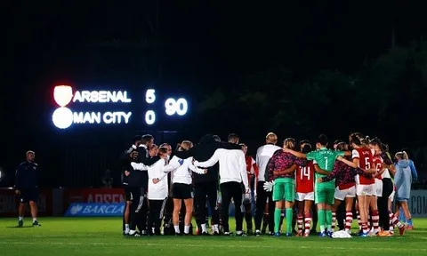 Arsenal thắng tưng bừng Spurs, đội nữ hủy diệt Man City 5-0 để lên đầu BXH