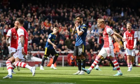 Ian Wright sốc vì hành động của Fenandes với Ronaldo
