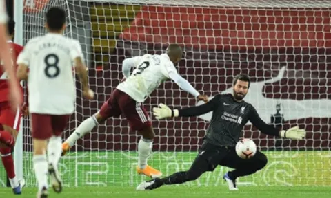 Arsenal yếu đuối, Liverpool ngược dòng chuẩn mực tại Anfield