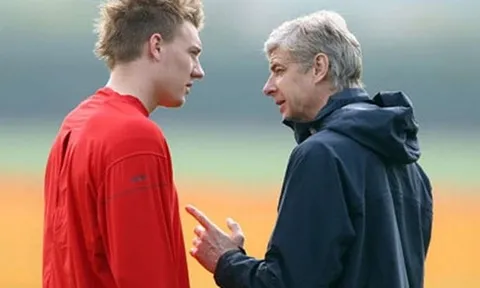 Cựu sao Arsenal: "Tôi muốn quay ngược thời gian, dùng búa đập đầu mình"