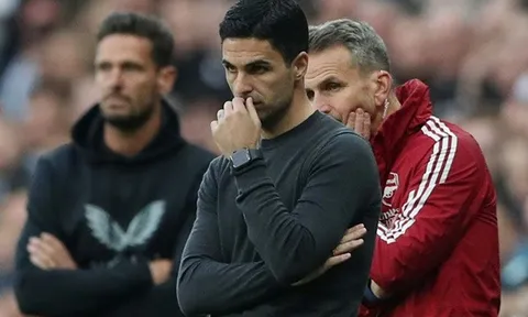 Tận dụng cú trượt ngã của Arsenal, Liverpool có người thay thế Salah
