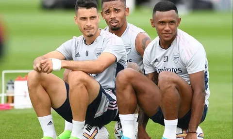 Arteta đăm chiêu, Jesus "nhíu mày" nhìn đồng đội
