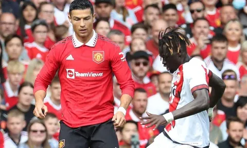 Ten Hag nhắc nhở Ronaldo sống thực tế