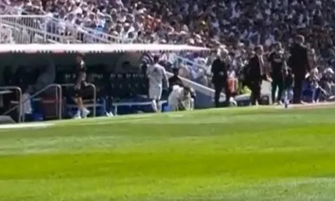Asensio hành xử không thể tin với Ancelotti