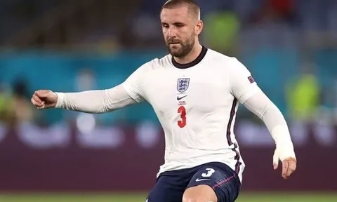 Ashley Cole hay Roberto Carlos, đâu mới là hình mẫu mà Shaw theo đuổi?