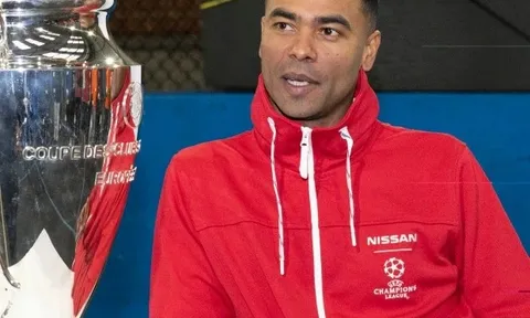 Ashley Cole thẳng thừng chê bai hậu vệ cánh của Tam Sư