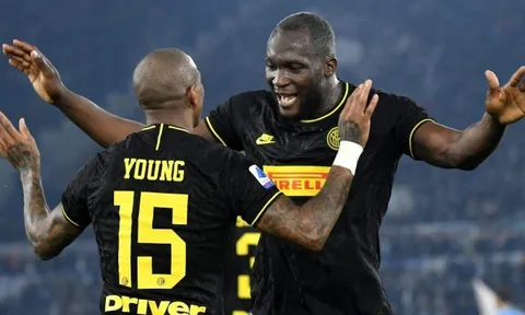 Ashley Young: "Chẳng hiểu vì sao Man Utd lại bán cậu ấy đi"