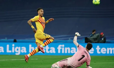 Aubameyang đi vào lịch sử siêu kinh điển