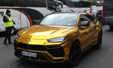 Aubameyang lái siêu xe vàng, nhảy múa hành đội bạn trong kỳ nghỉ hè