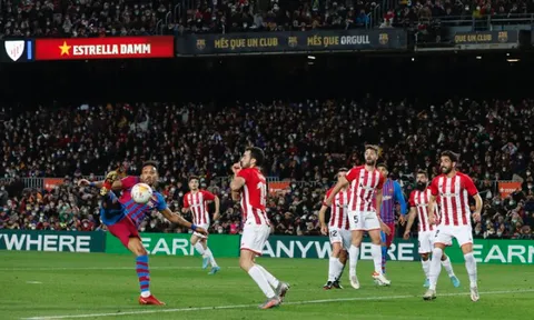 Aubameyang thăng hoa trong màu áo Barca
