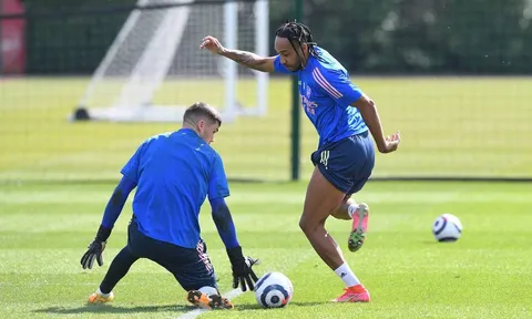 Aubameyang xuất hiện đầy lạ lẫm, nỗi ám ảnh của Arsenal lại ùa về