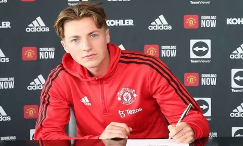 Man Utd công bố bản hợp đồng với tiền vệ 19 tuổi