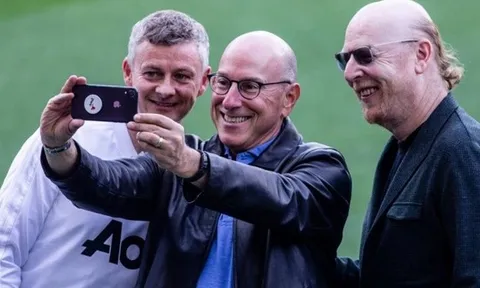 XONG! Lộ tin Man Utd bị bán, Avram Glazer đáp trả nhanh gọn