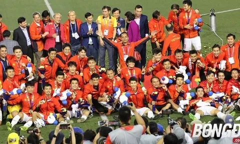 U22 Việt Nam vỡ oà, thực hiện 1 điều ý nghĩa trong giây phút đăng quang