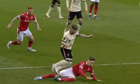 Lính đánh thuê Man United khiến sao Liverpool đau đớn nằm sân
