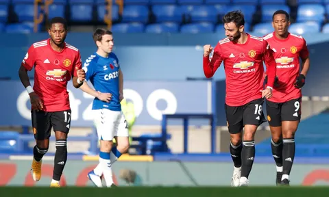 Lập cú đúp rồi kiến tạo cho Cavani, một tay Fernandes giúp M.U đè bẹp Everton