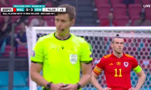 Bale bức xúc, văng tục sau lưng trọng tài