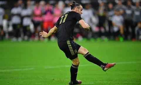 Bale solo ghi bàn từ giữa sân