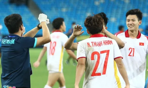 Ban huấn luyện U23 Việt Nam nhắc cầu thủ giữ khoảng cách khi ăn mừng