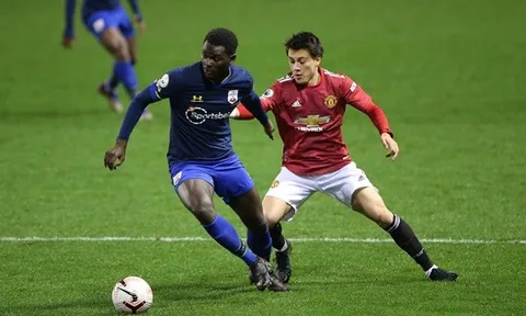 Bắn tốc độ và di chuyển khôn ngoan, "ngọc thô" đã "mở tài khoản" tại Man Utd