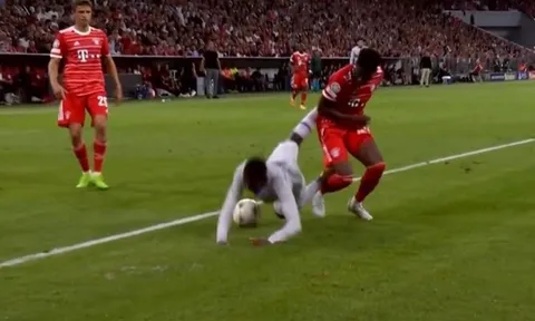 Barca mất trắng 1 quả penalty trước Bayern?