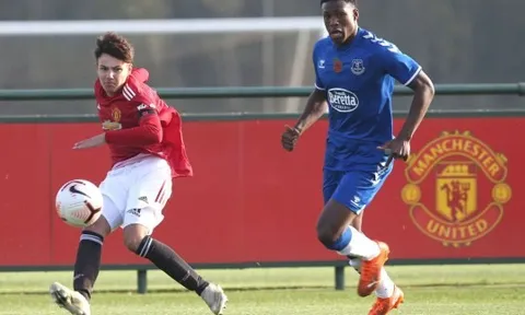 Barca dụ dỗ, thần đồng Man Utd sẵn sàng "đào tẩu" khỏi OTF?