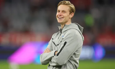 Barca nhận cú hích từ De Jong