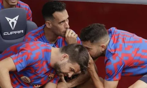 Phòng thay đồ Barca nổi giận với Laporta
