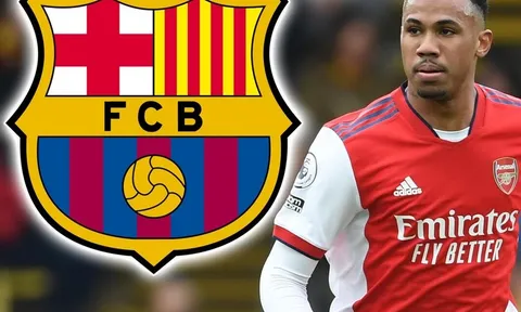 Barca từ bỏ trung vệ Arsenal vì 2 lý do