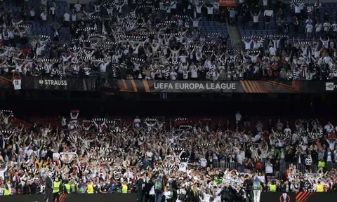 Barca và cảnh tượng đáng xấu hổ ở Camp Nou