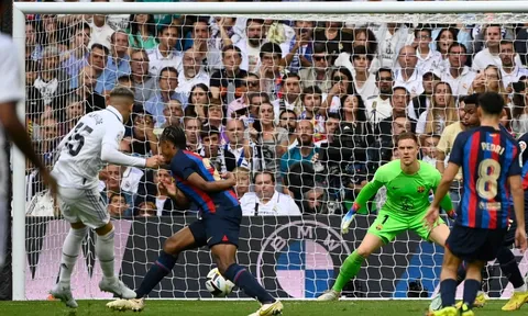 Ancelotti lọc lõi, Real tái hiện bàn thắng của Inter vào lưới Barca