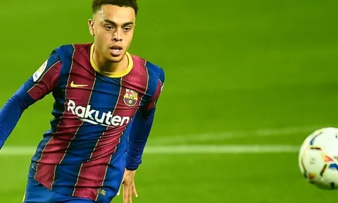 Sao Barca: "Lúc tập luyện, bạn có thể chỉ cần nhìn Messi thể hiện"