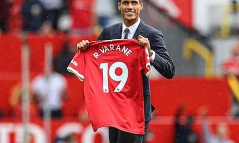 Bất ngờ với phản ứng của Varane khi nhận số áo 19