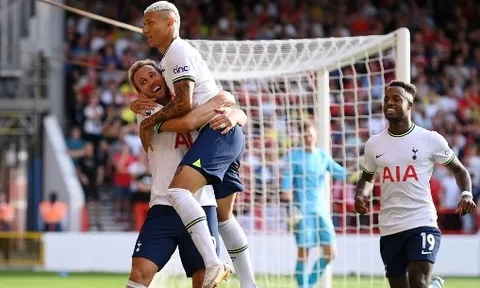 Bắt penalty thành công, Henderson vẫn không ngăn được Kane lập cú đúp