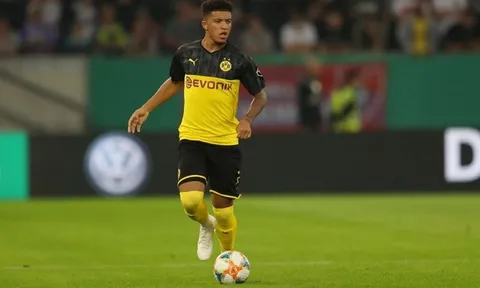 Bay bổng trong lời khen, HLV Dortmund cảnh tỉnh “khao khát 100 triệu” của MU