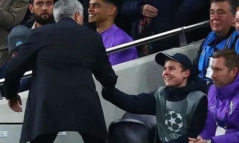 Cậu bé nhặt bóng tiết lộ lý do Mourinho không tìm ra mình sau trận