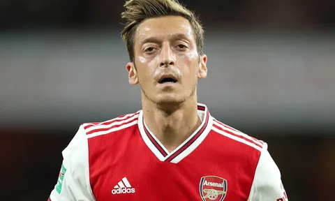 Bế tắc tại Arsenal, Ozil sắp sửa được giải thoát