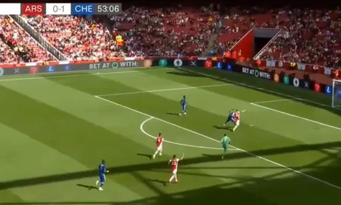 Chơi lăn xả, tân binh Arsenal cứu thua ngoạn mục