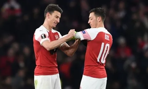 Bênh Ozil, thủ lĩnh cũ của Arsenal tố Arteta có vấn đề