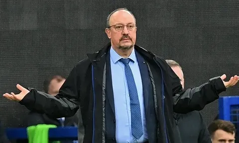 Benitez 'bay ghế' vì sự kình địch ở Merseyside