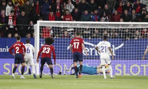 Benzema hai lần đá hỏng 11m, Real Madrid vẫn thắng dễ '3 sao'