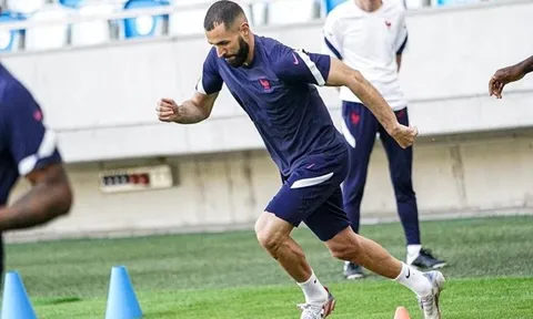 Benzema lộ rõ vẻ căng thẳng trước ngày tái ngộ Ronaldo