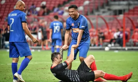 Berbatov toả sáng tại Singapore