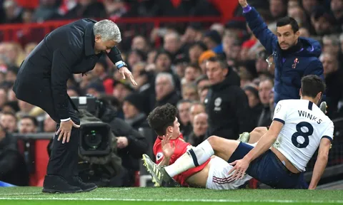 10 hình ảnh 'khó quên' ở vòng 15 EPL: Đau cho 'Người đặc biệt'