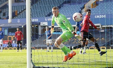 10 hình ảnh khó quên nhất vòng 8 EPL: Pickford "câm lặng" trước Fernandes
